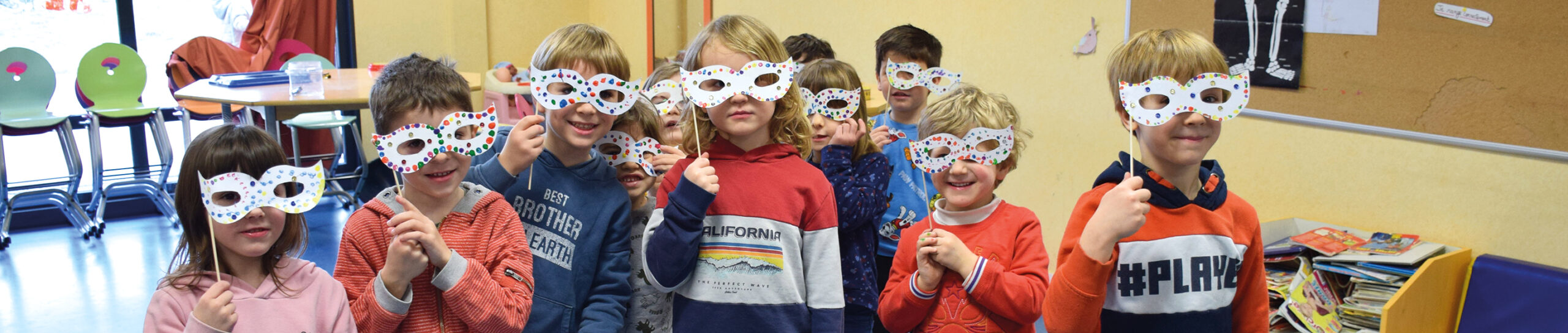 Des enfants avec des masques sur les yeux lors d'une activité réalisée au centre Croq'loisirs