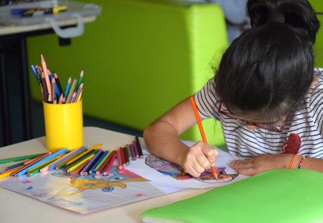 Un enfant en train de colorier lors du périscolaire du soir