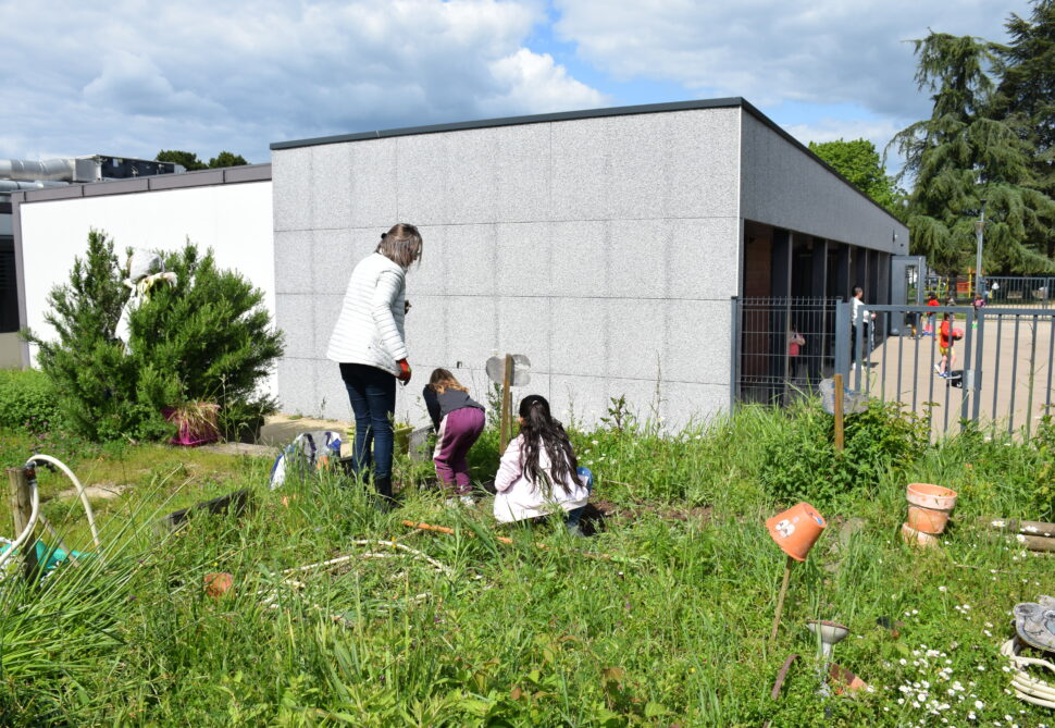 Activité jardinage lors de l'accueil périscolaire thématique à Croq'loisirs