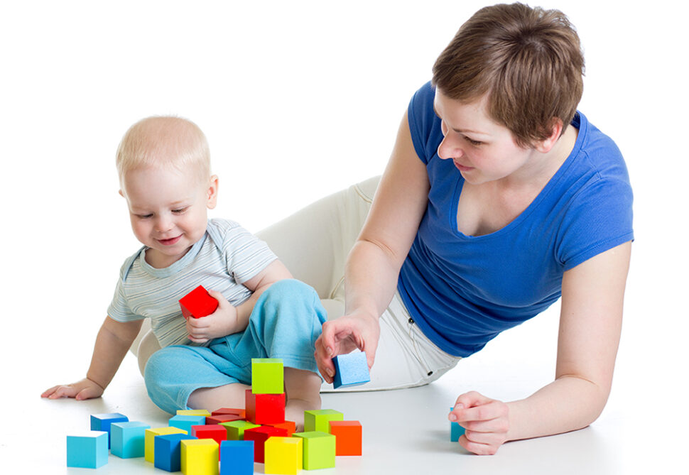 Photo d'illustration du Lieu Accueil Enfants Parents : un enfant et une maman jouent ensemble à un jeu de construction