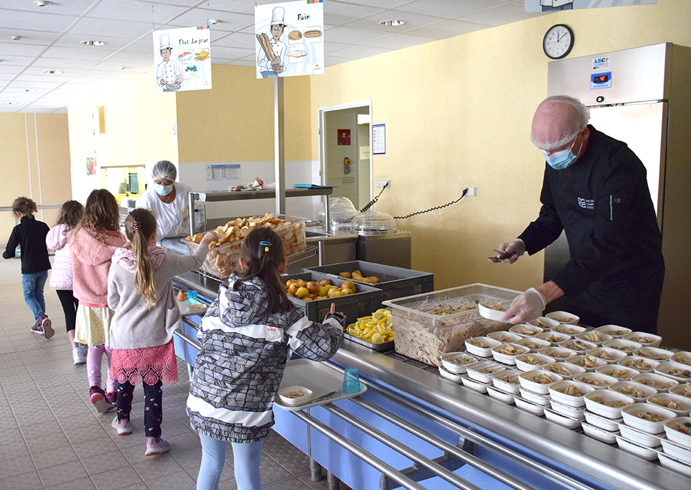 Des enfants se servant au self du restaurant scolaire Croq'Loisirs (école Mme de Sévigné et Saint-Anne)